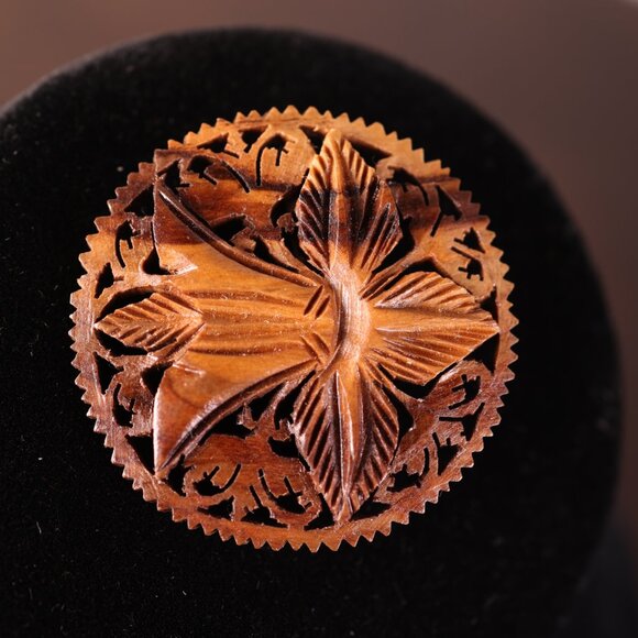 HAND CARVED OLIVE WOOD BROOCH FROM ISRAEL - Picture 6 of 7